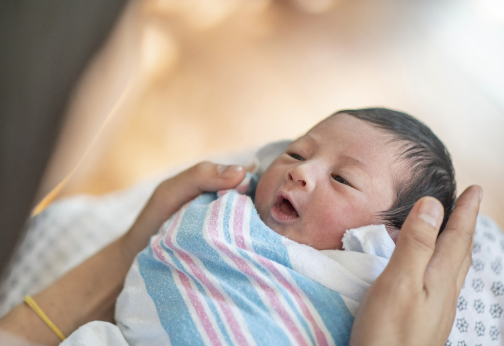 pendengaran bayi baru lahir, masalah pendengaran bayi, perkembangan indera bayi, stimulasi pendengaran bayi, Bunda, si Kecil